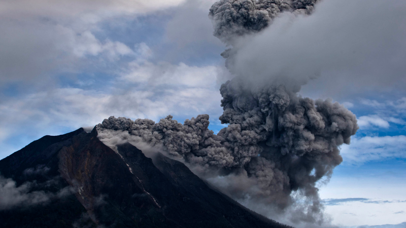 Illustration for article titled Rocks rain over Sumatra as terrible volcano keeps erupting